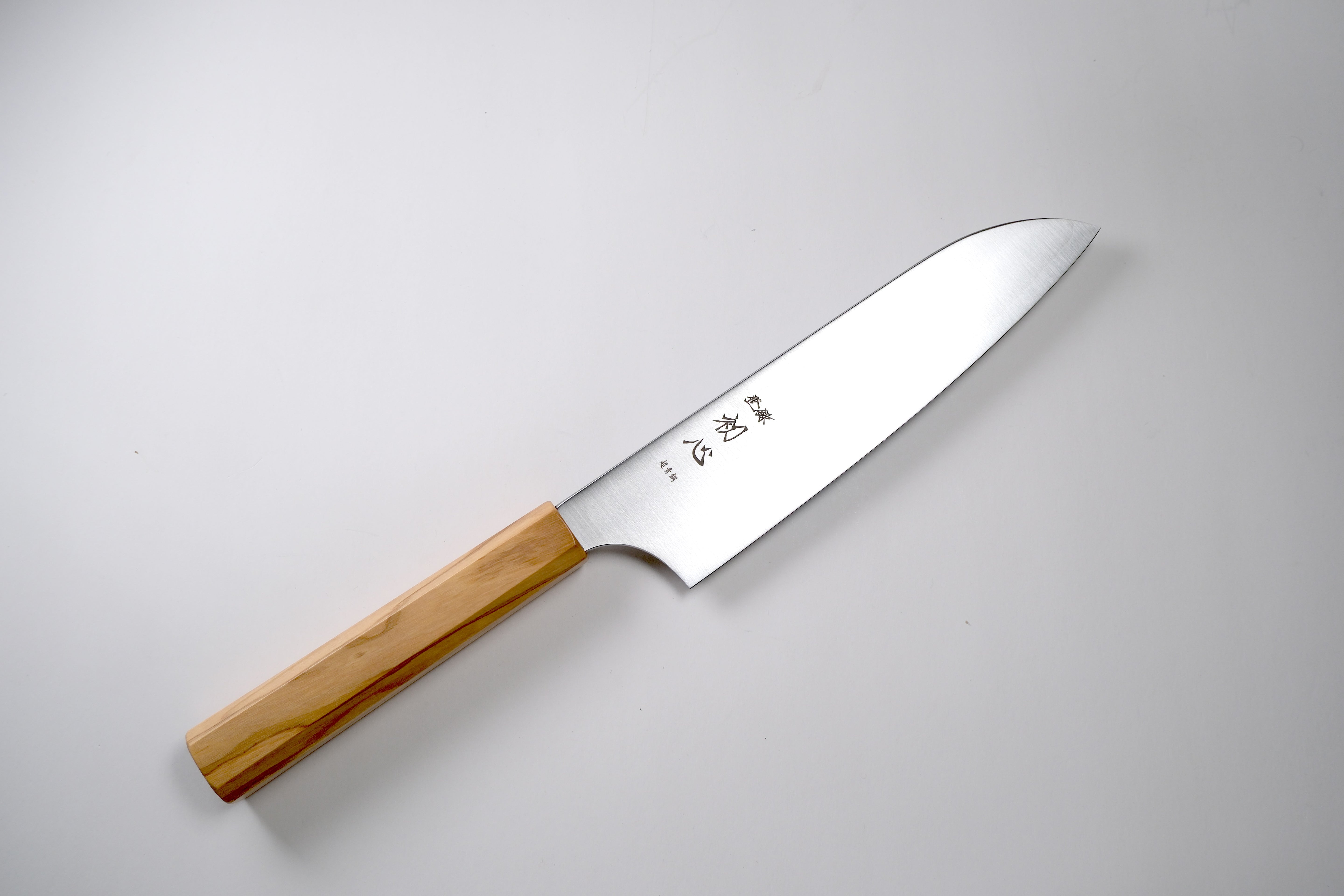 Hatsukokoro Aogami Super Santoku - Migaki 180mm - Zeytin Ağacı