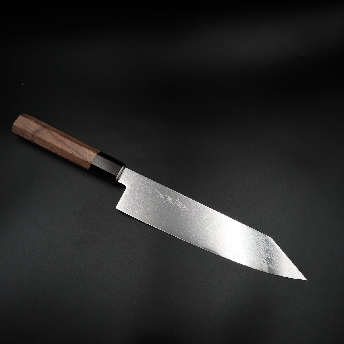 Yoshihiro Ginsan Kiritsuke Gyuto 210mm, açılı stüdyo görünümü