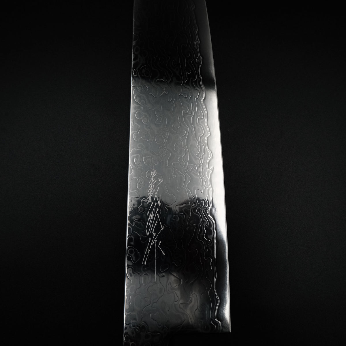 Yoshihiro Ginsan Kiritsuke Gyuto 210mm üzerindeki 義弘 kanji imzası