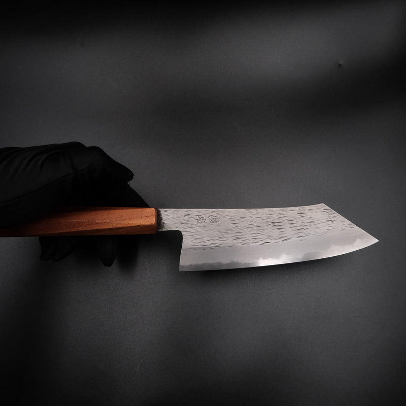 Isamitsu Shirogami #1 Kiritsuke 165mm, elde tutuş ölçeğini gösteren görünüm
