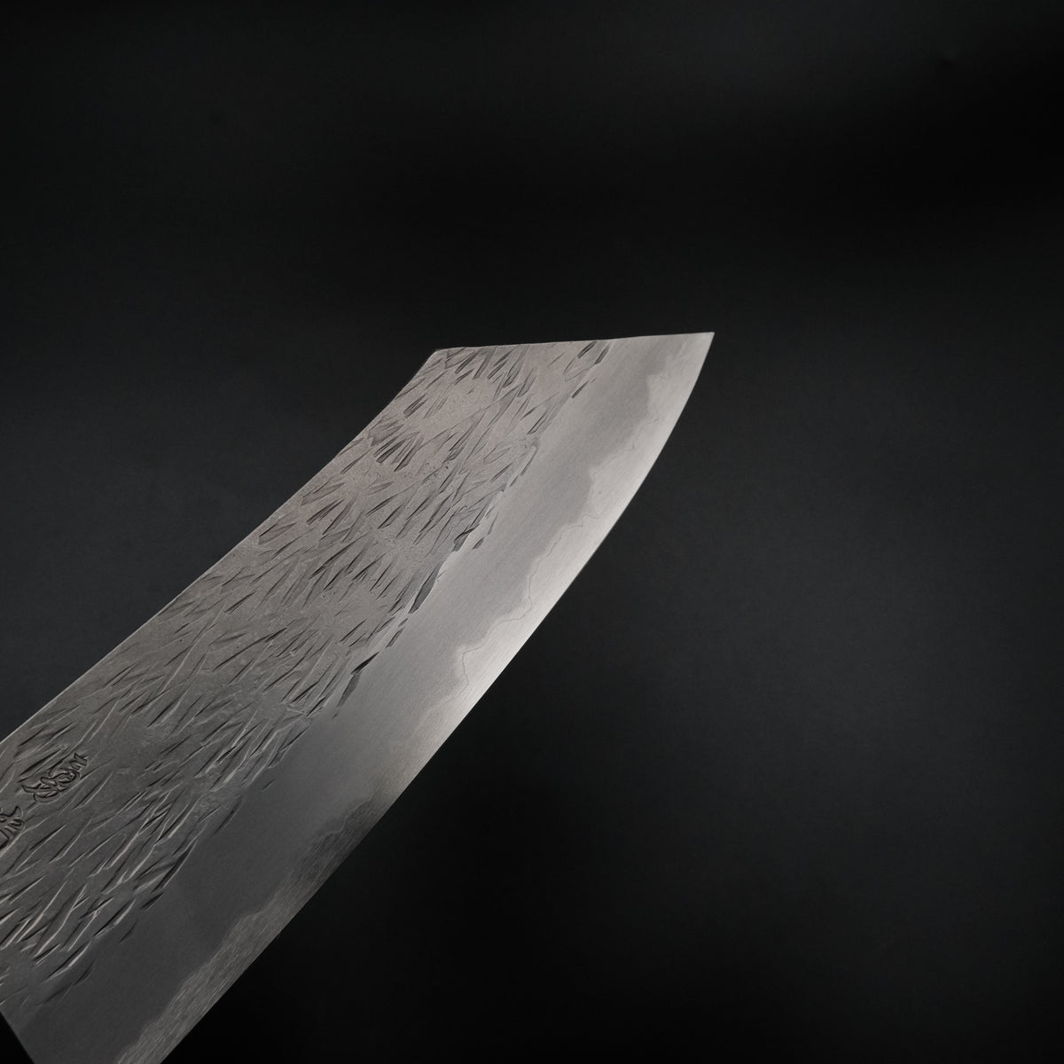Isamitsu Shirogami #1 Kiritsuke 165mm, kumlama yüzey ve uchigumori parlatma detayı
