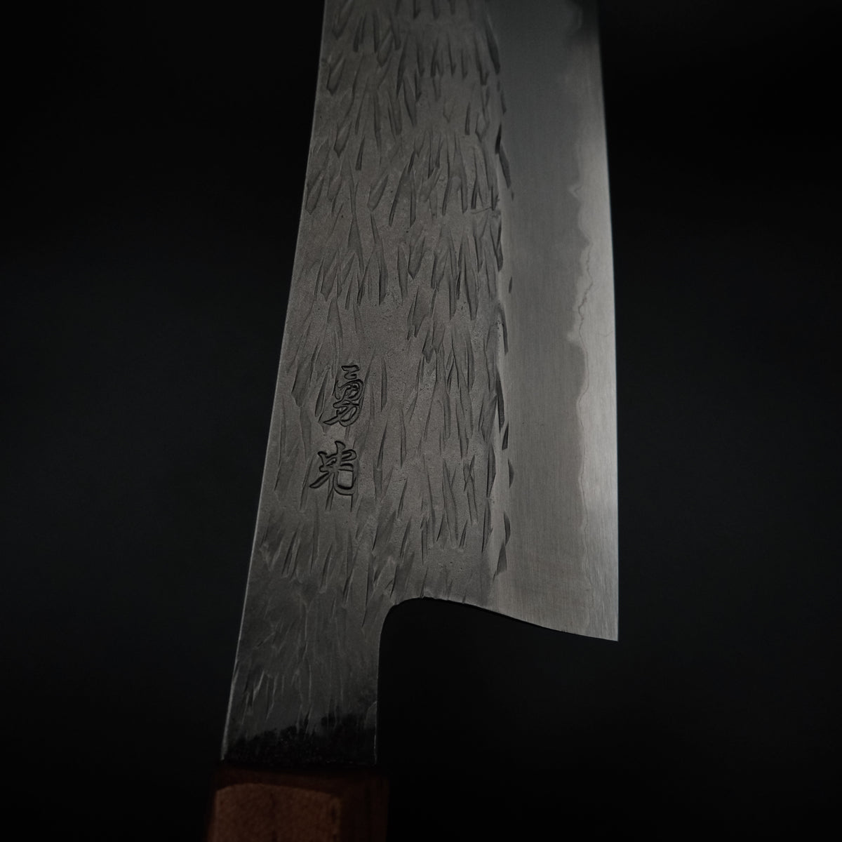 Isamitsu Shirogami #1 Kiritsuke 165mm üzerindeki 勇光 kanji imzası