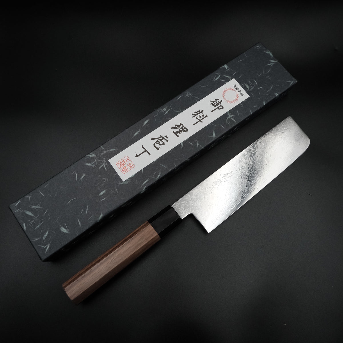 Yoshihiro Ginsan Nakiri 180mm, kutusuyla birlikte açılı görünüm