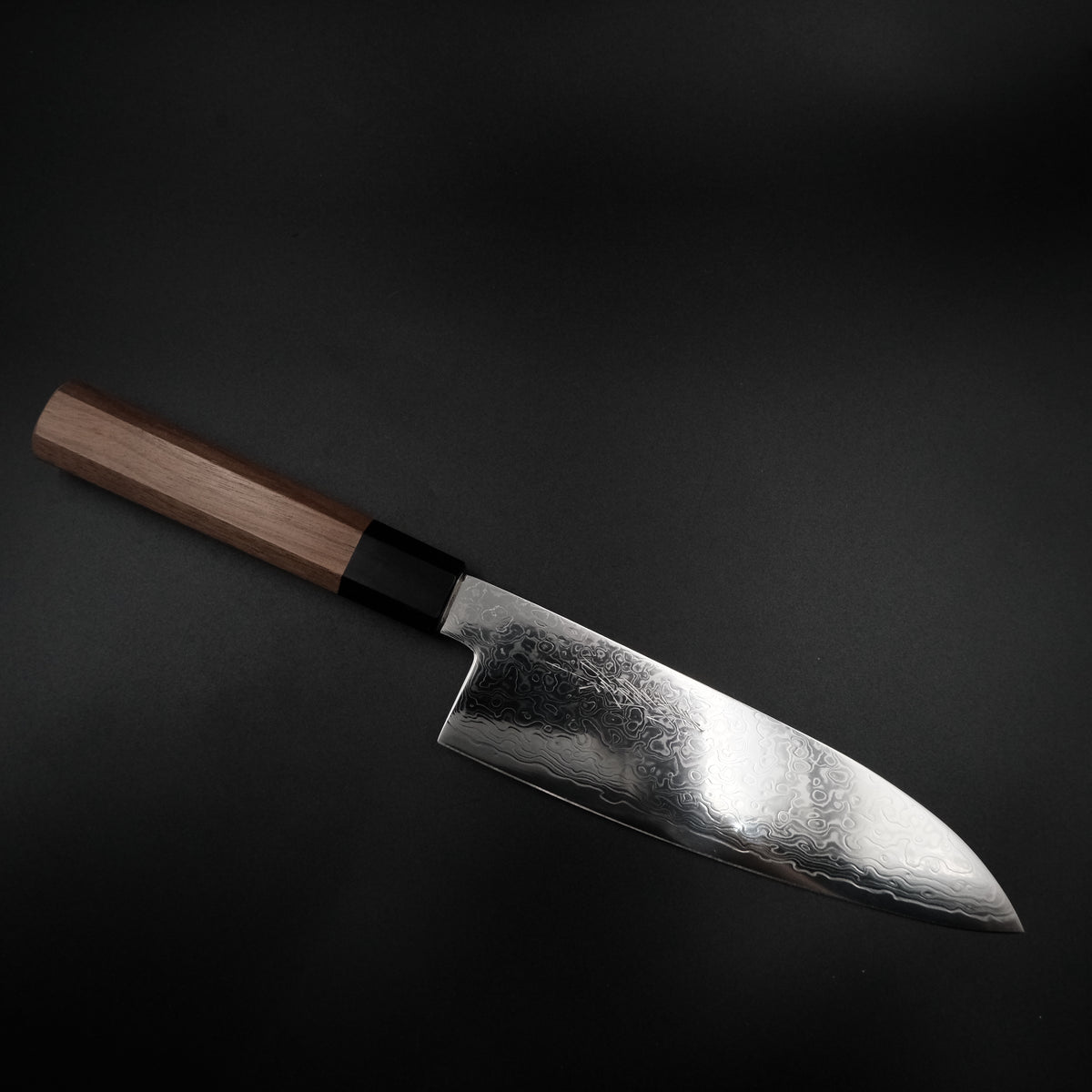 Yoshihiro Ginsan Santoku 180mm, açılı stüdyo görünümü