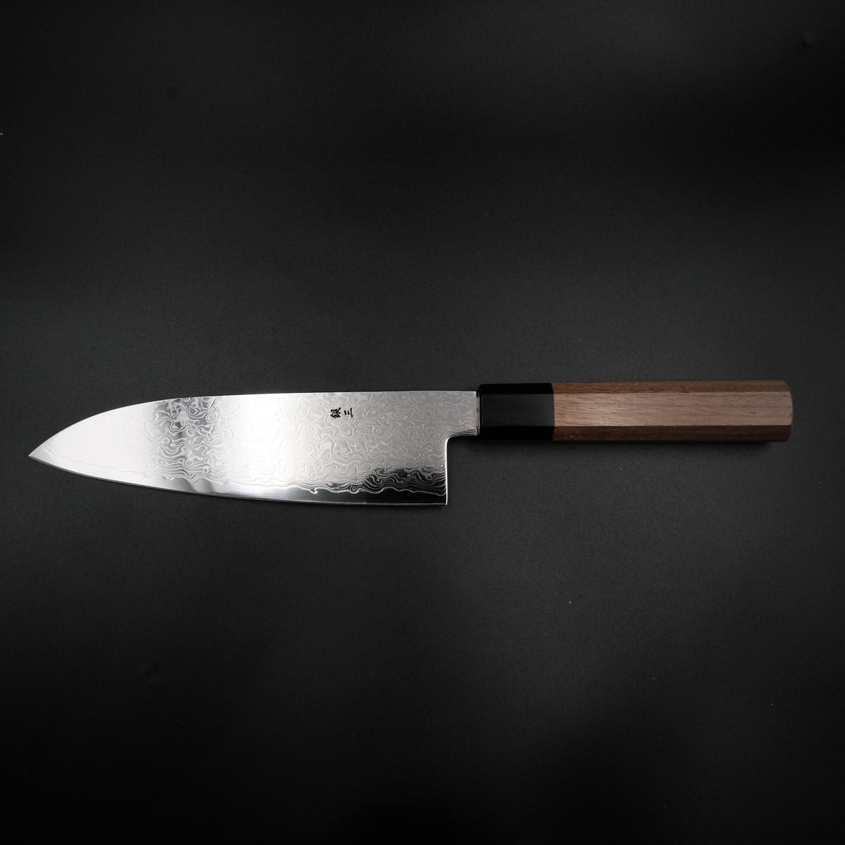 Yoshihiro Ginsan Santoku 180mm, ceviz sekizgen wa saplı Japon santoku bıçağı, yandan tam boy görünüm