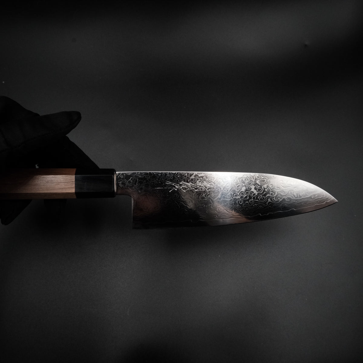 Yoshihiro Ginsan Santoku 180mm, elde tutuş ölçeğini gösteren görünüm