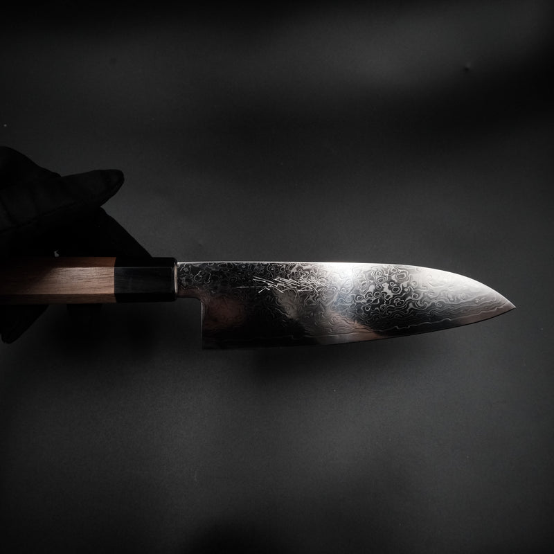 Yoshihiro Ginsan Santoku 180mm, elde tutuş ölçeğini gösteren görünüm