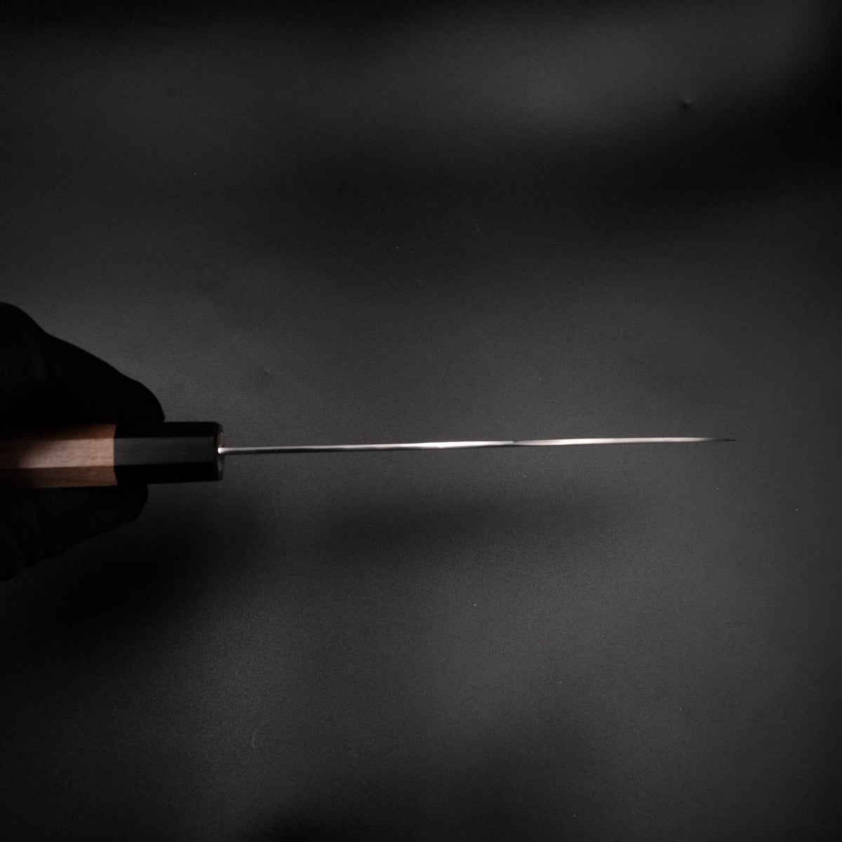 Yoshihiro Ginsan Santoku 180mm, ağız inceliğini gösteren önden görünüm