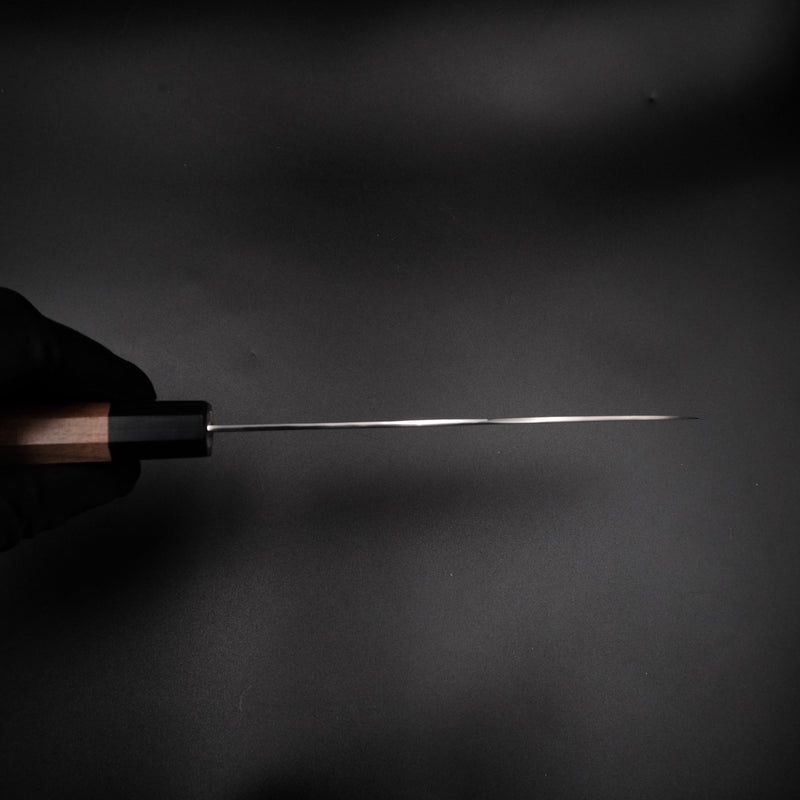 Yoshihiro Ginsan Santoku 180mm, ağız inceliğini gösteren önden görünüm