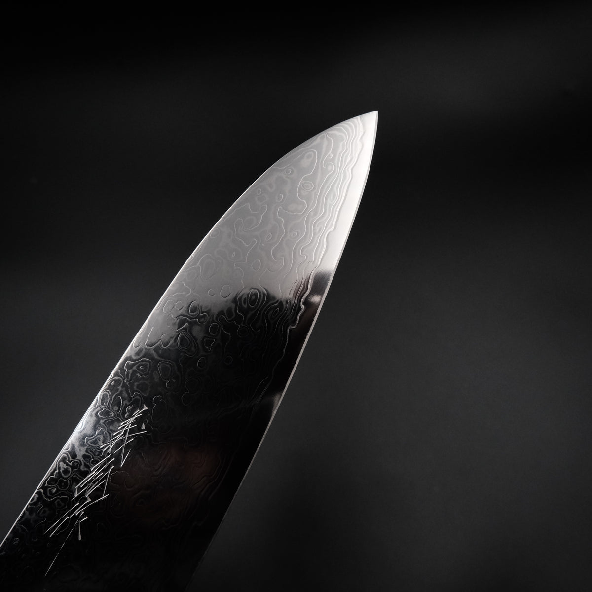 Yoshihiro Ginsan Santoku 180mm bıçak ucu ve suminagashi desen detayı