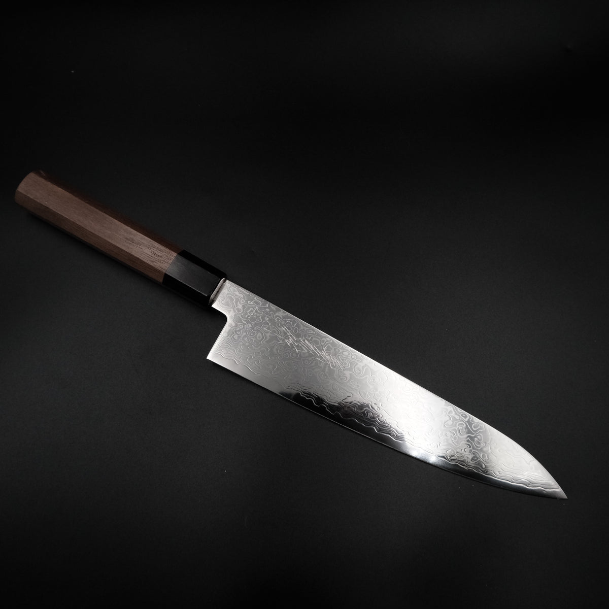 Yoshihiro Ginsan Gyuto 210mm, açılı stüdyo görünümü