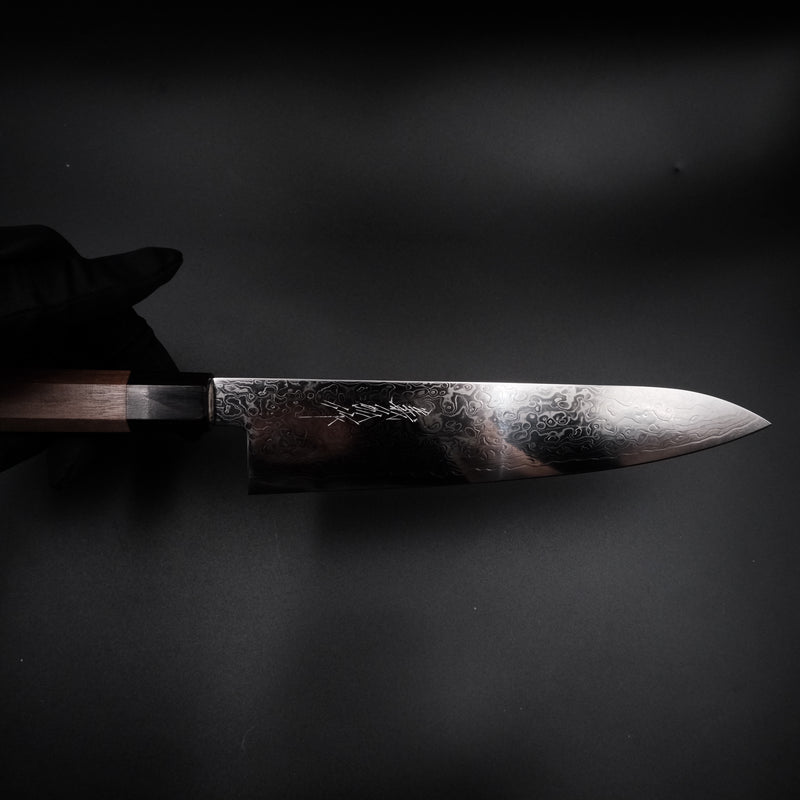 Yoshihiro Ginsan Gyuto 210mm, elde tutuş ölçeğini gösteren görünüm