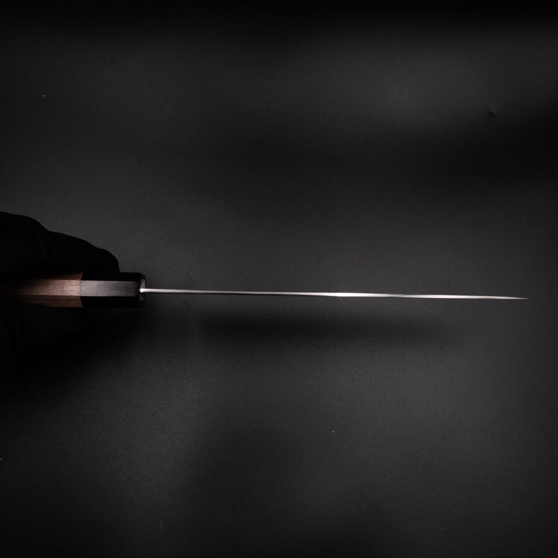 Yoshihiro Ginsan Gyuto 210mm, ağız inceliğini gösteren önden görünüm