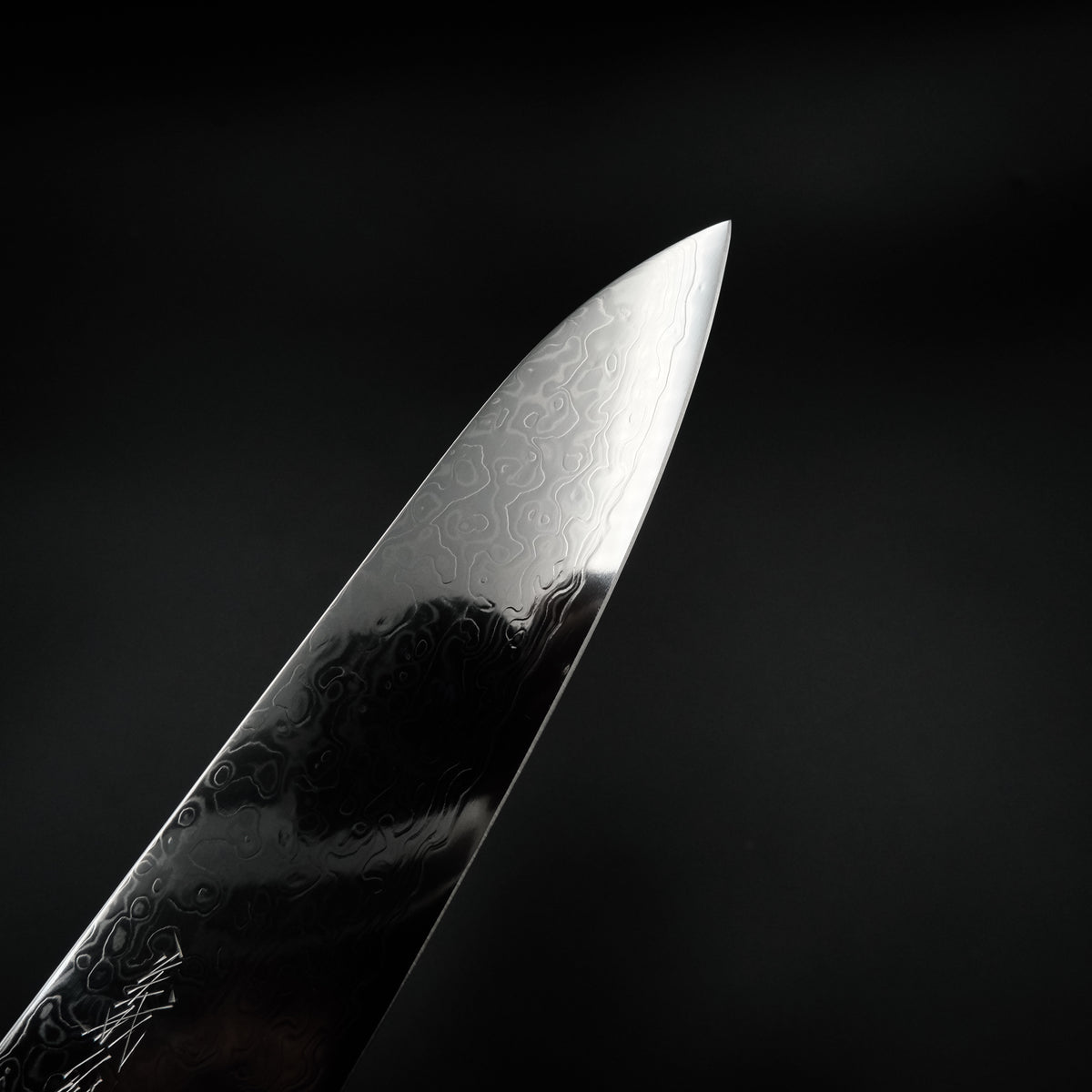Yoshihiro Ginsan Gyuto 210mm bıçak ucu ve suminagashi desen detayı