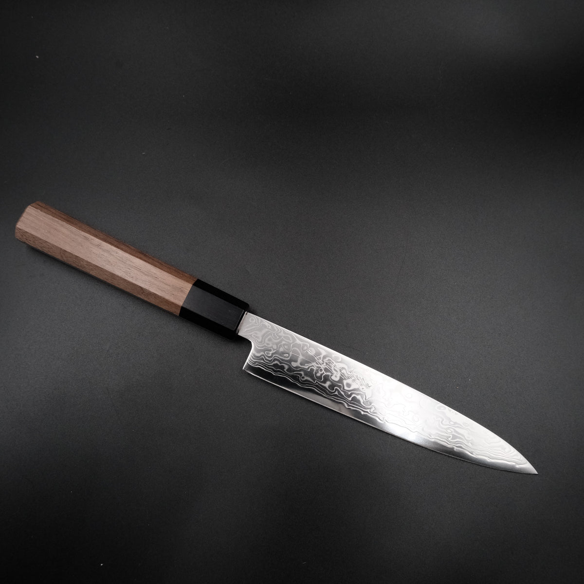 Yoshihiro Ginsan Petty 150mm, açılı stüdyo görünümü