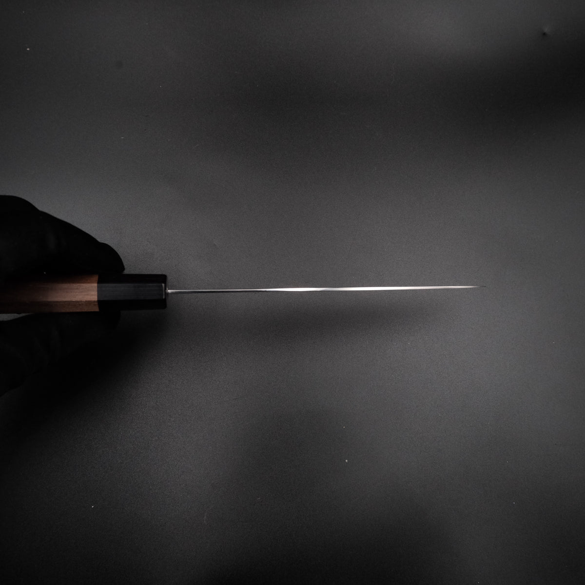 Yoshihiro Ginsan Petty 150mm, ağız inceliğini gösteren önden görünüm