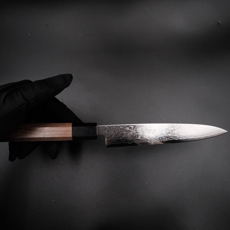 Yoshihiro Ginsan Petty 150mm, elde tutuş ölçeğini gösteren görünüm