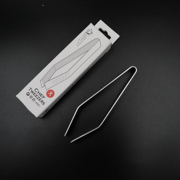 Kankuma balık kılçığı cımbızı L, açık halde, Kansai tipi düz sivrilen uçları ve gri CHEF TWEEZERS kutusu ile siyah zeminde