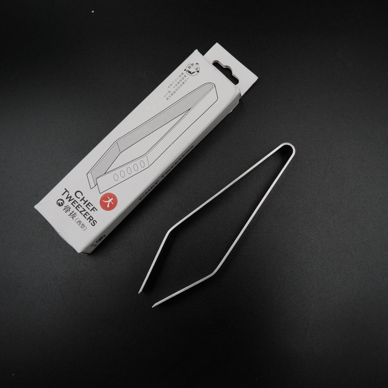 Kankuma balık kılçığı cımbızı L, açık halde, Kansai tipi düz sivrilen uçları ve gri CHEF TWEEZERS kutusu ile siyah zeminde
