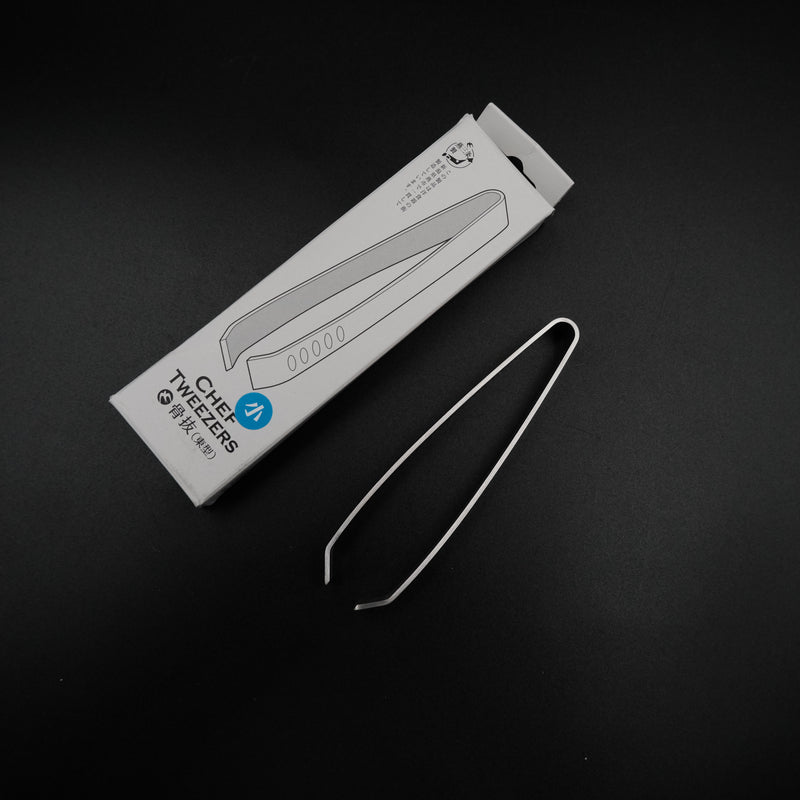 Kankuma balık kılçığı cımbızı S, açık halde, Kanto tipi eğik uçları ve gri CHEF TWEEZERS kutusu ile siyah zeminde