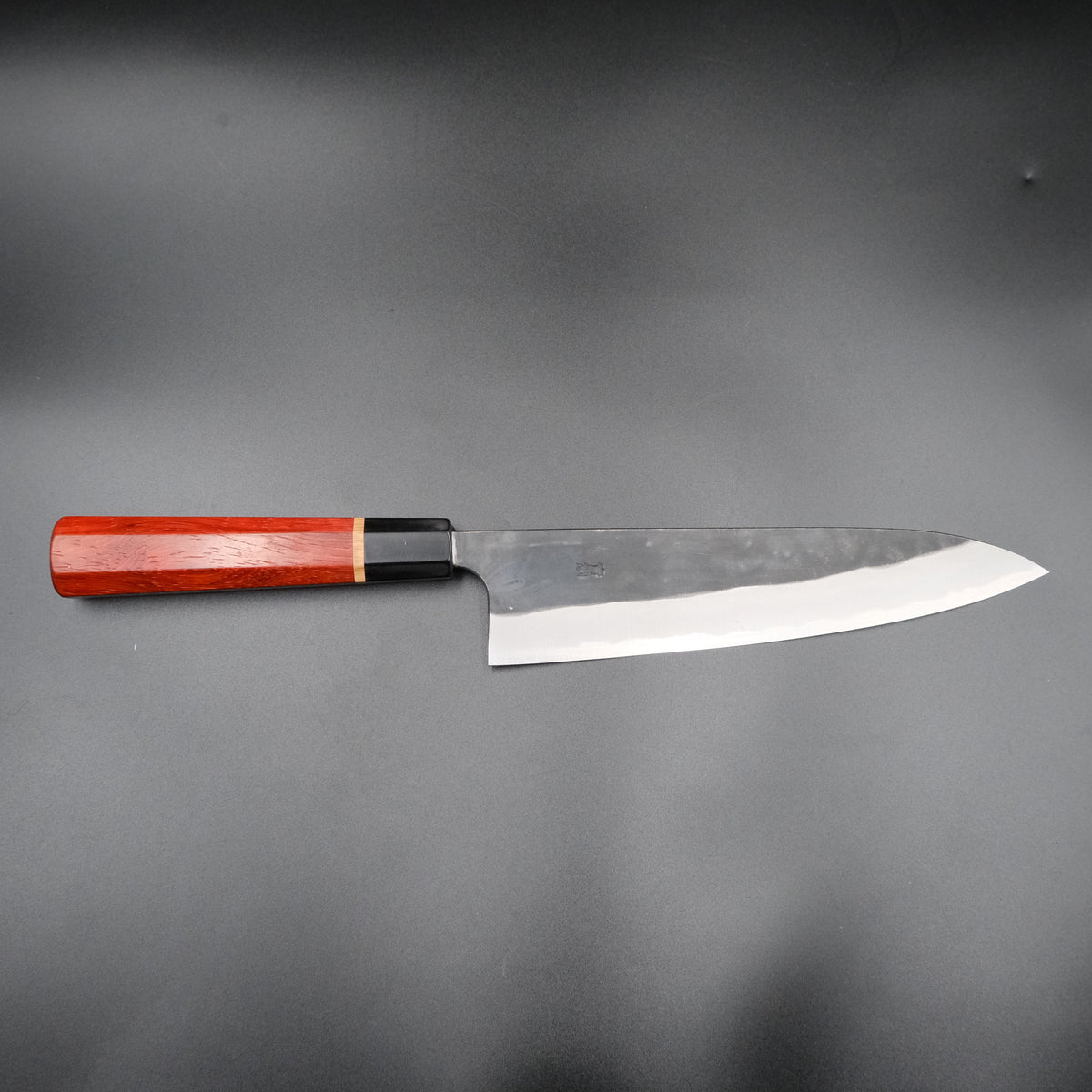 Nao Yamamoto Aogami #2 Gyuto 210mm, paduk sekizgen wa saplı, yandan tam boy görünüm