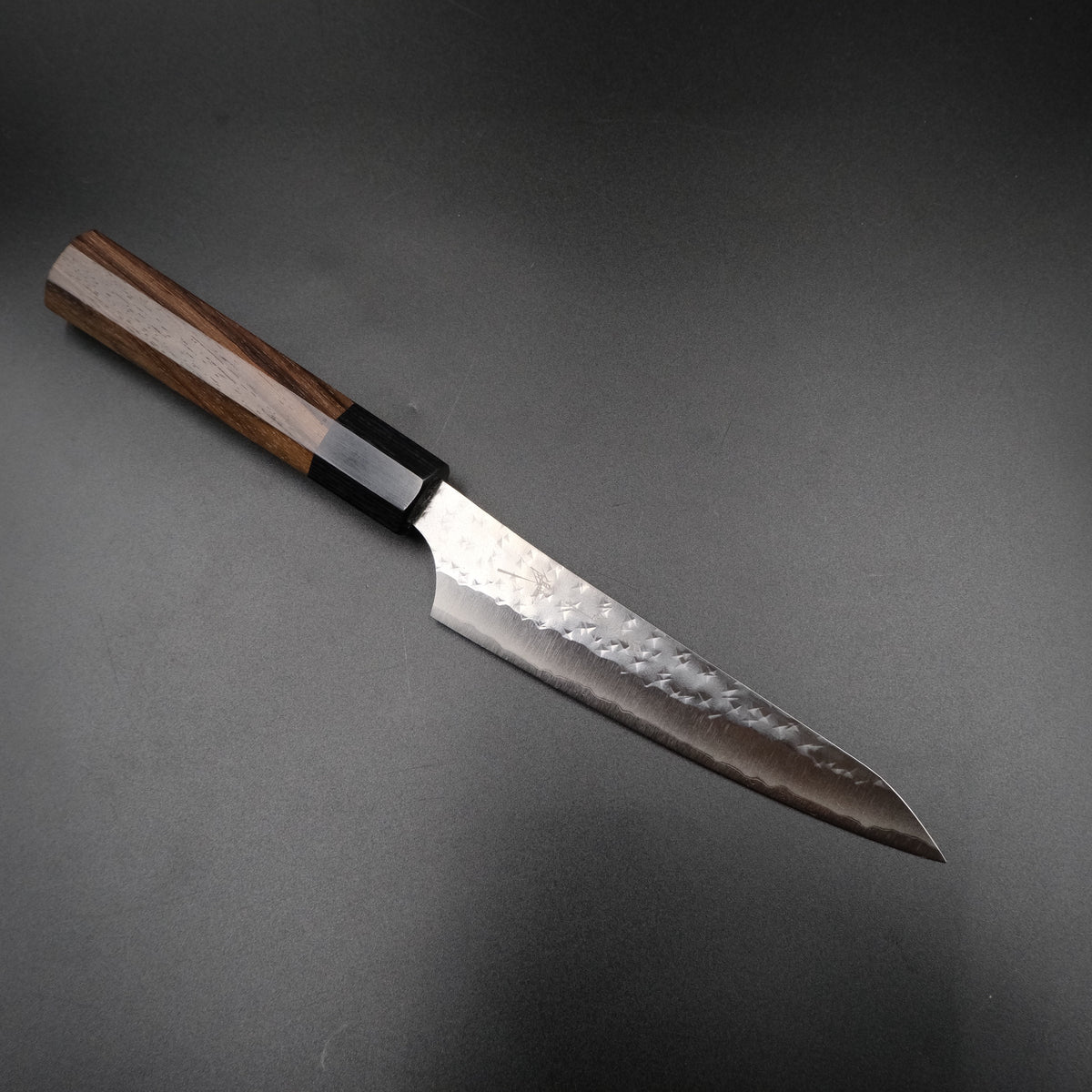 Yu Kurosaki Aogami Super Petty 130mm, açılı stüdyo görünümü