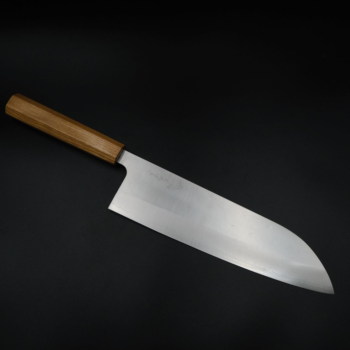 Makoto Kurosaki VG-7 Gyuto 240mm, açılı stüdyo görünümü