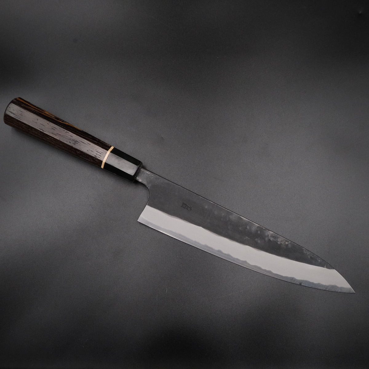 Nao Yamamoto Aogami #2 Gyuto 210mm, venge saplı, açılı stüdyo görünümü