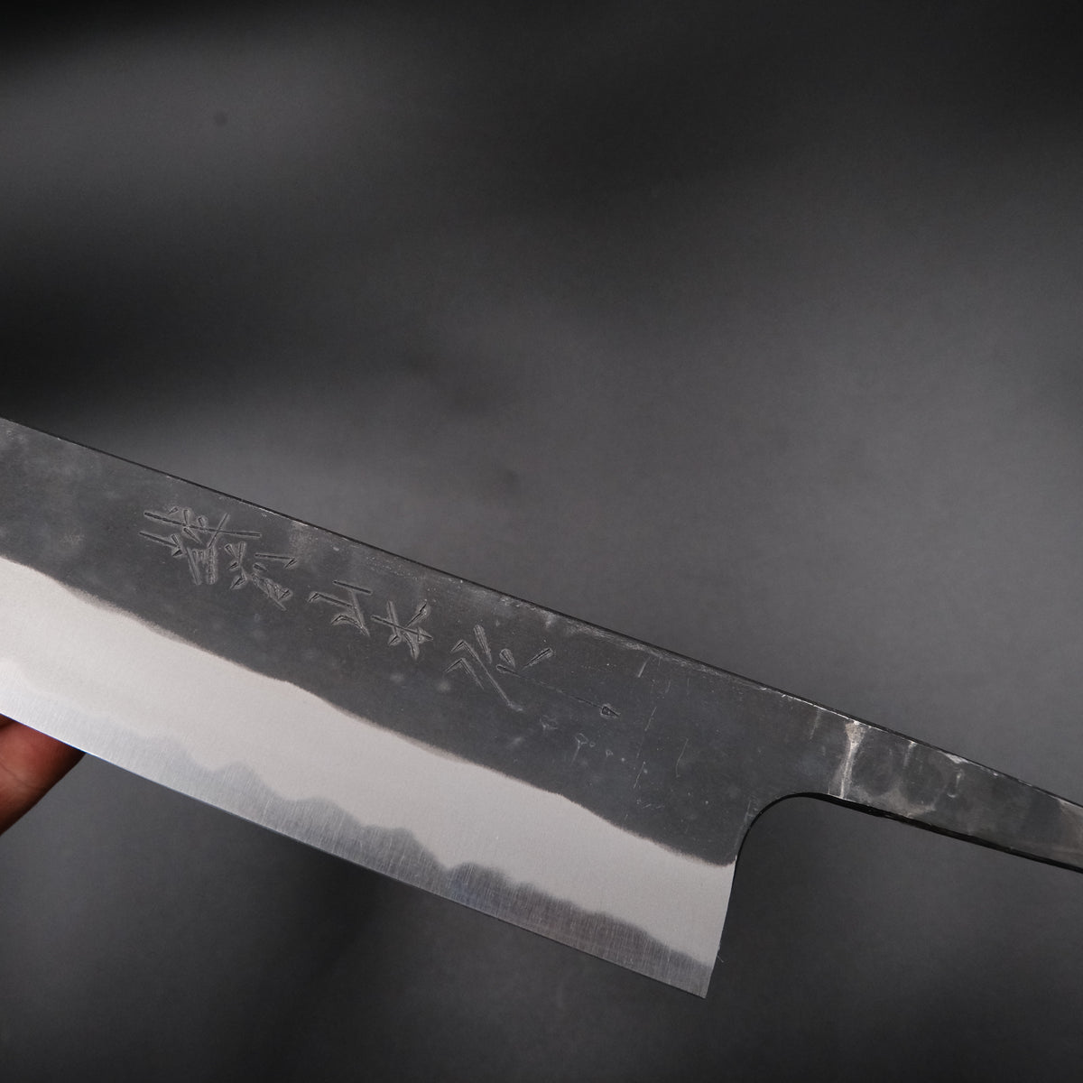 Nao Yamamoto Aogami #2 Gyuto 210mm, Echizen imzası ve kurouchi yüzey yakın çekim