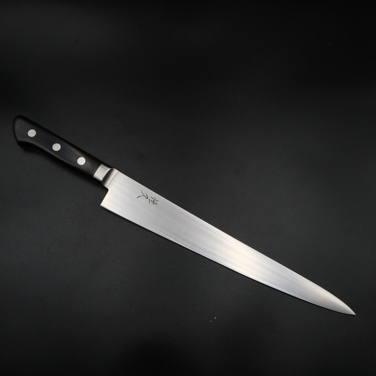 Tsunehisa AUS-8 Sujihiki 270mm, açılı stüdyo görünümü