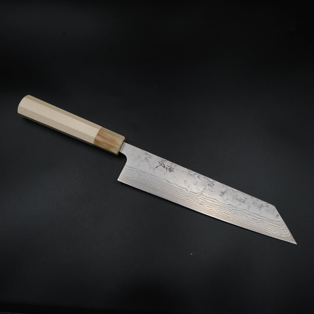 Tsunehisa SW Kiritsuke 210mm, açılı stüdyo görünümü