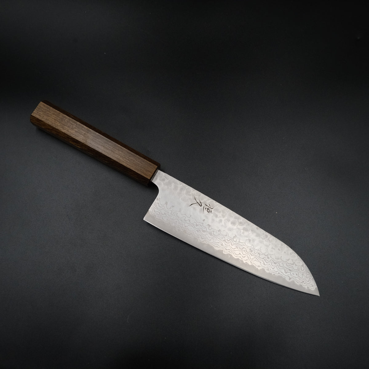 Tsunehisa VG-10 Santoku 180mm, açılı stüdyo görünümü