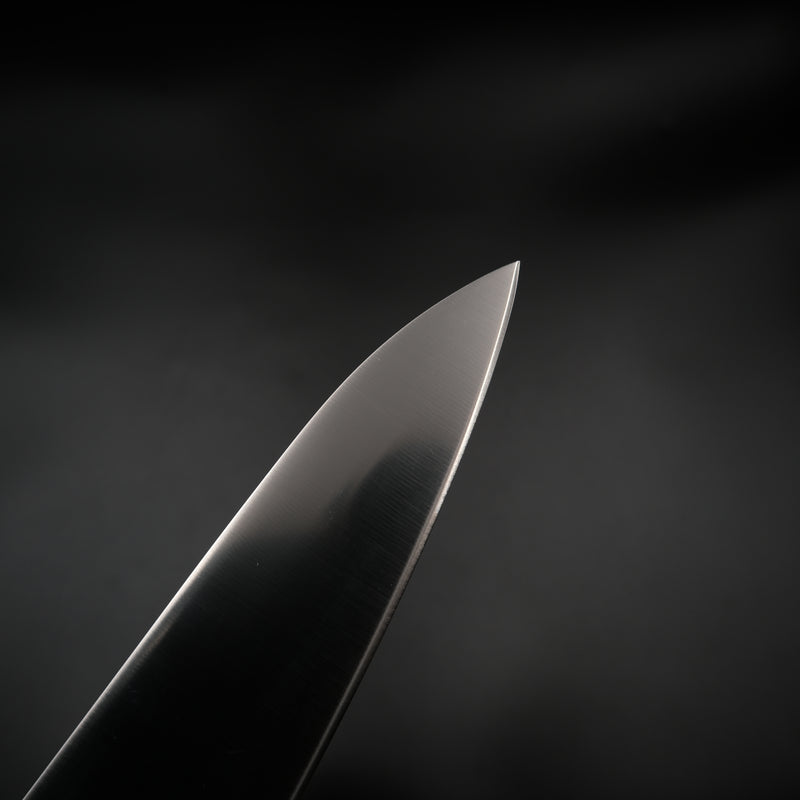 Tsunehisa AUS-8 Gyuto 210mm, açılı stüdyo görünümü