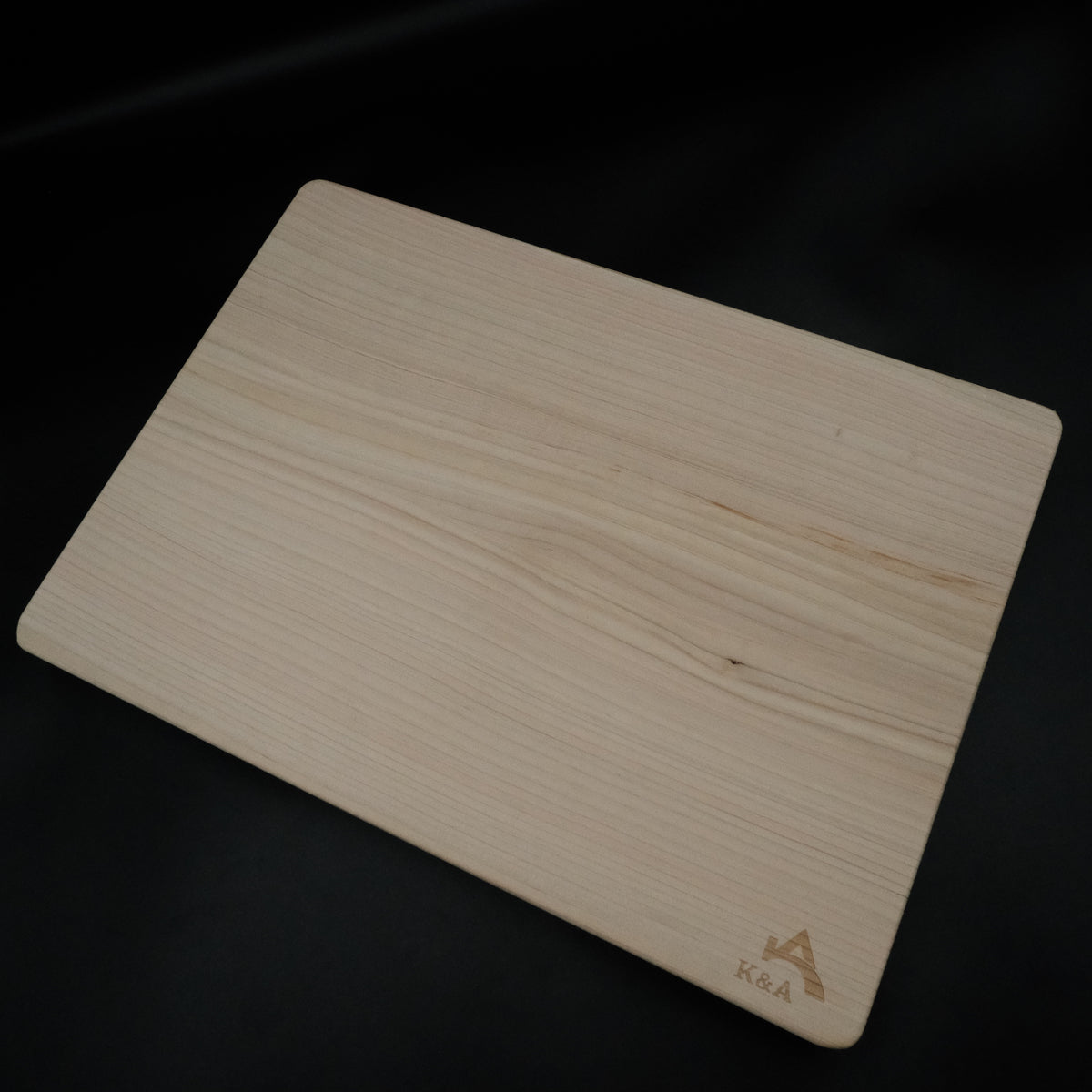 Hinoki kesme tahtası, açılı görünüm, K&A damgalı Japon servi ağacı
