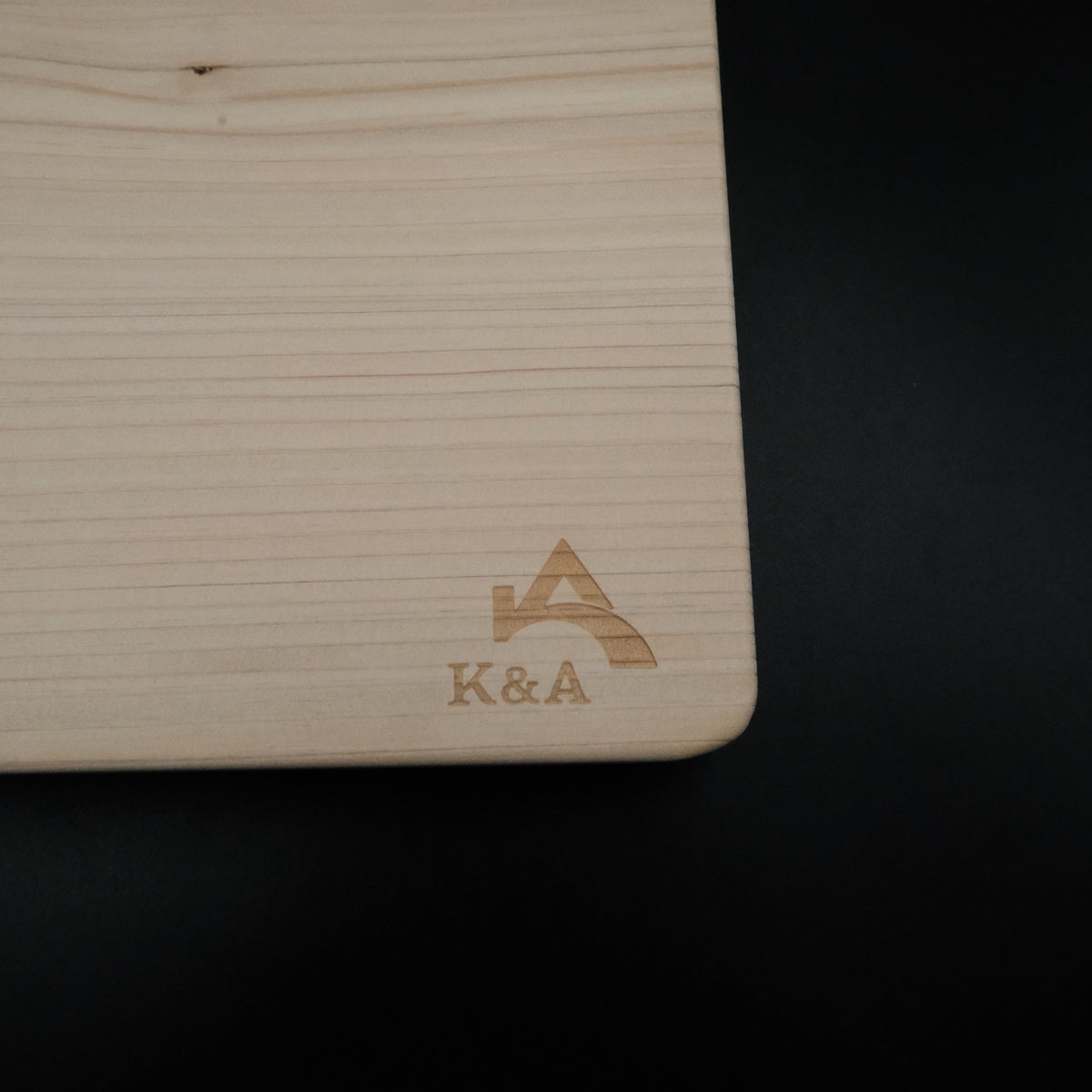 Hinoki kesme tahtası üzerindeki K&A yakma damgası detayı