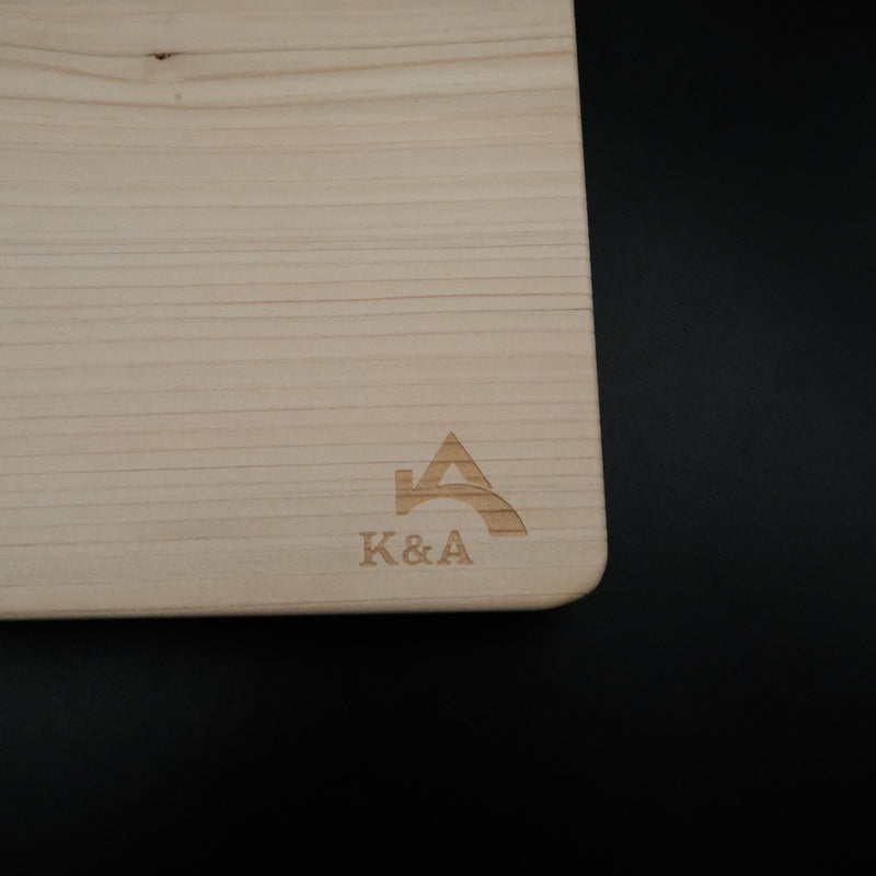 Hinoki kesme tahtası üzerindeki K&A yakma damgası detayı