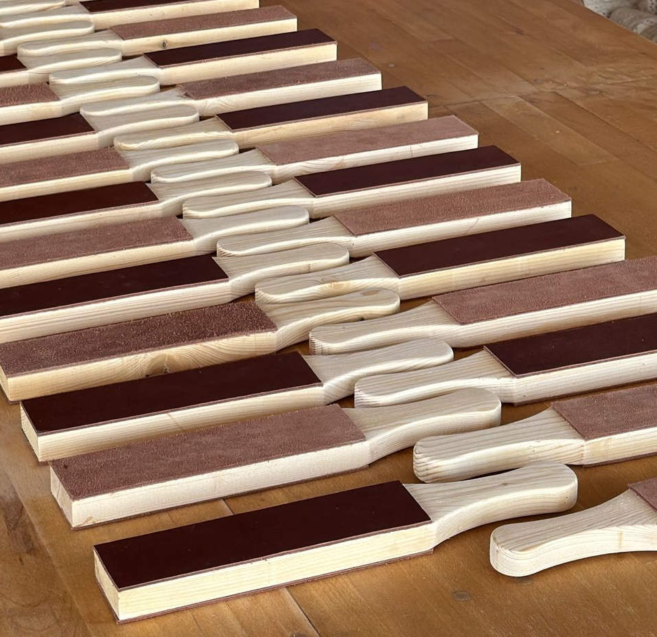 Ahşap Saplı Deri Masat (Yeni Versiyon)