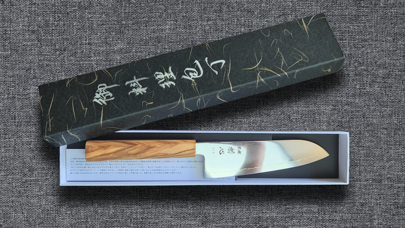 Hatsukokoro SLD Santoku - Mirror 170mm - Olive Wood