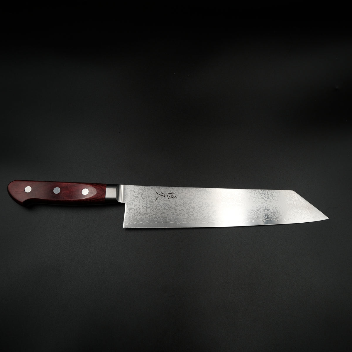 Tsunehisa VG-10 Kiritsuke Damascus 210mm bıçağın tam boy yan profili ve kırmızı pakka sapı