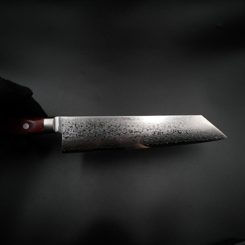 Tsunehisa VG-10 Kiritsuke Damascus 210mm bıçağın yakın çekim katmanlı çelik deseni